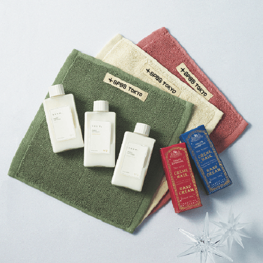 +SPBS / 2F ①+SPBS オリジナルハンドタオル 各1,100円 ②Senteur et Beauté ハンドクリーム（スペシャルBOX）限定｜香り2種 各1,430円 ③suuw. ファブリックソフナー ミニボトルセット（N°1.2.3） 2,970円