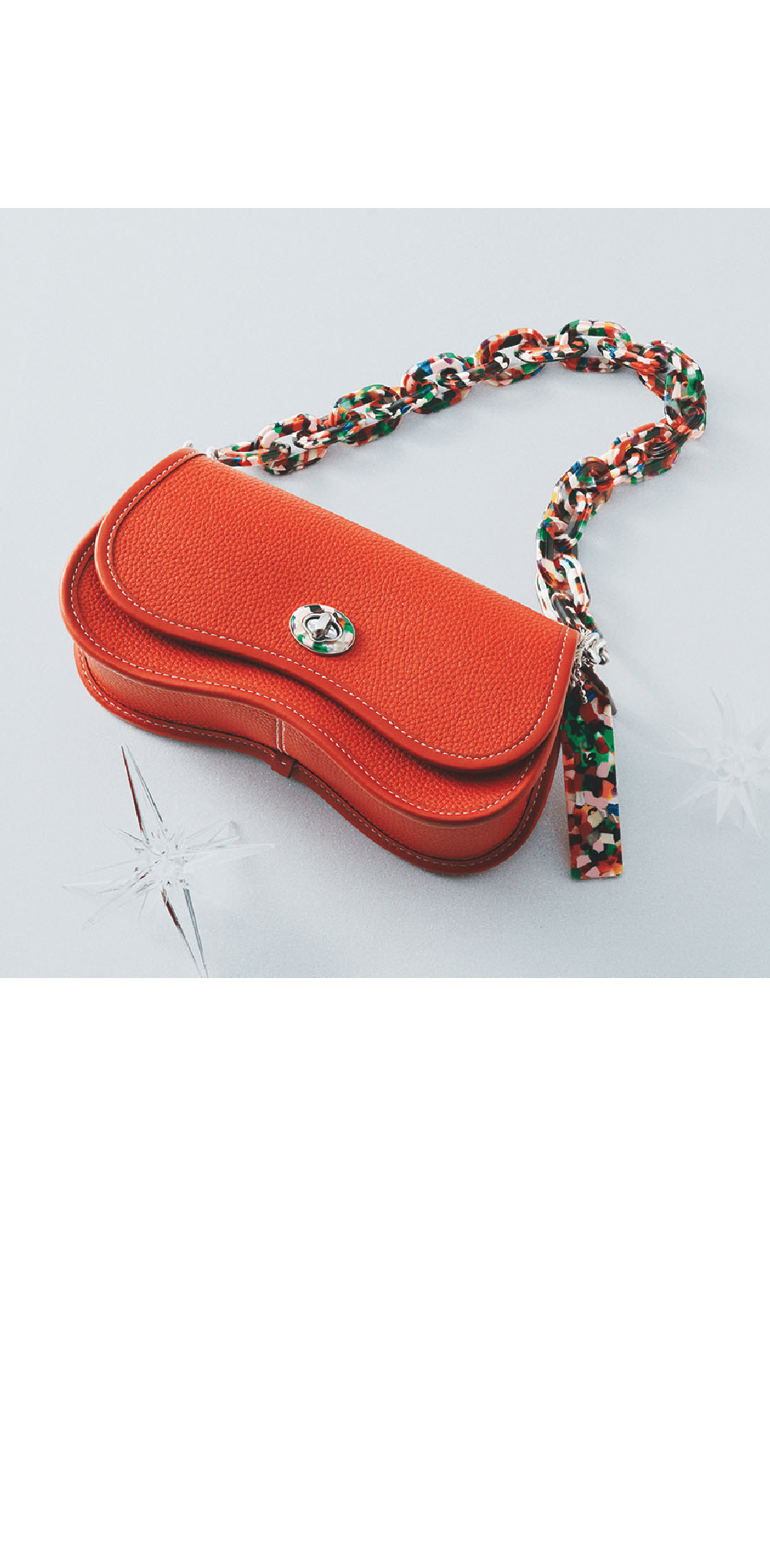 コーチトピア / 5F ウェイビー ディンキー・コーチトピア レザー71,500円 1973年に発表されたアーカイブバッグのシルエットに、波型のデザインを新たに加え、モダンに甦らせた“コーチトピア ウェイビー ディンキー”。リサイクル素材を部分的に使用して作り上げたレジン製の取り外し可能なチェーンストラップを使えばショルダーバッグとして、長めのレザーストラップを使えば斜め掛けとしてもお楽しみいただけます。