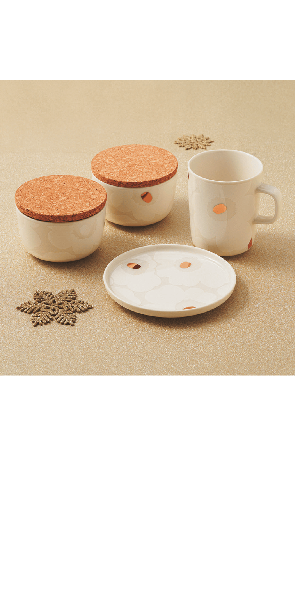 マリメッコ / 5F Unikko ①mug 2.5dl 3,960円②plate 13.5cm 3,960円  ③jar 2.5dl 2pcs 9,350円 メタリックゴールド×ホワイトのウニッコホームコレクションがシーズン新作で登場。ブランドを象徴するプリントUnikkoがデザインされたホームアイテム全3型がラインナップ。アイテムには、2.5dlマグカップやミニプレート、コルク蓋のジャーを展開いたします。シンプルなホワイトのUnikkoにワンポイントで取り入れられたメタリックゴールドがアクセントとなり、華やかで特別なウィンターシーズンの訪れを感じさせます。