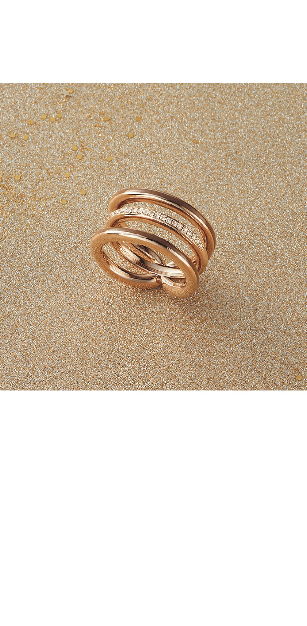 ete bijoux / 7F ホワイトトパーズ パズルリング モダン 39,600円 2本がセットになったパズルリング。ベースリングにはエポキシ樹脂でラインを引き奥行きのある仕上がりに。トップリングには、ホワイトトパーズが連なるハーフエタニティに。パズルのように組み合わせて何通りものスタイリングが楽しめるアイテムです。さり気ないニュアンスブラウンカラーのラインがモダンな印象に。ホワイトトパーズで手元に透明感をプラス。ニュアンスデザインで温かみを感じられる冬にぴったりです。