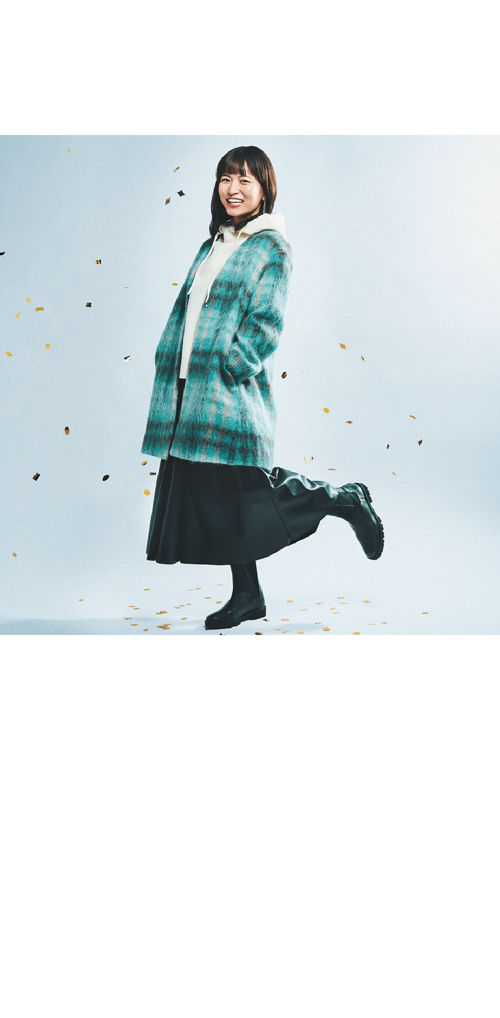 ドレステリア / 8F シャギーチェックノーカラーコート  53,900円 大きめチェックが目を引くシャギーチェックコート。大きめのチェック柄ですが、ダスティなニュアンスカラーで、幅広い年代の方に着ていただけます。素材を活かして、形はミニマムにそぎ落としたデザインに。顔回りがスッキリと見えるVネックラインで、釦は1か所となります。チンストラップで印象を変えて着用もしていただけます。